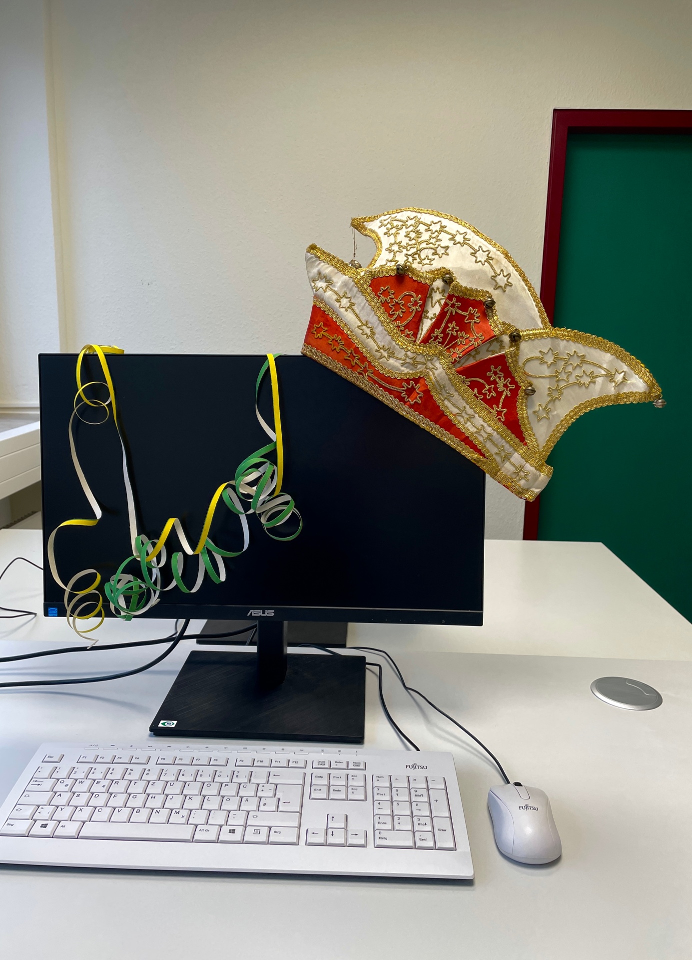 Computer Bildschirm mit Narrenkappe