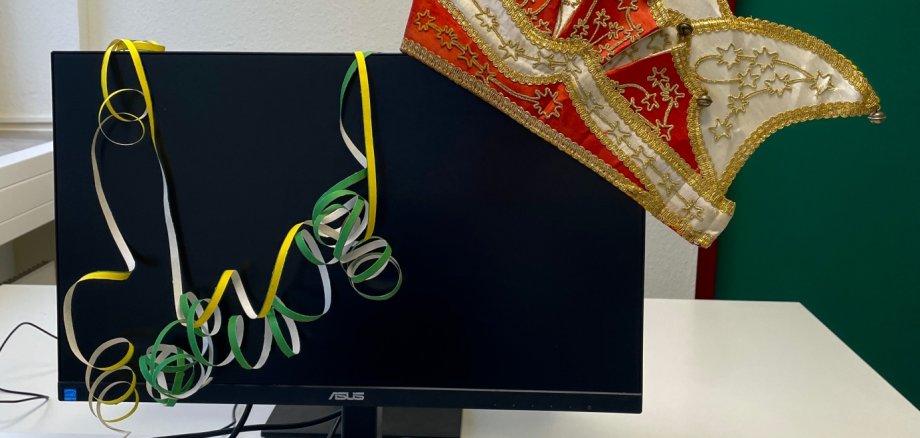 Computer Bildschirm mit Narrenkappe